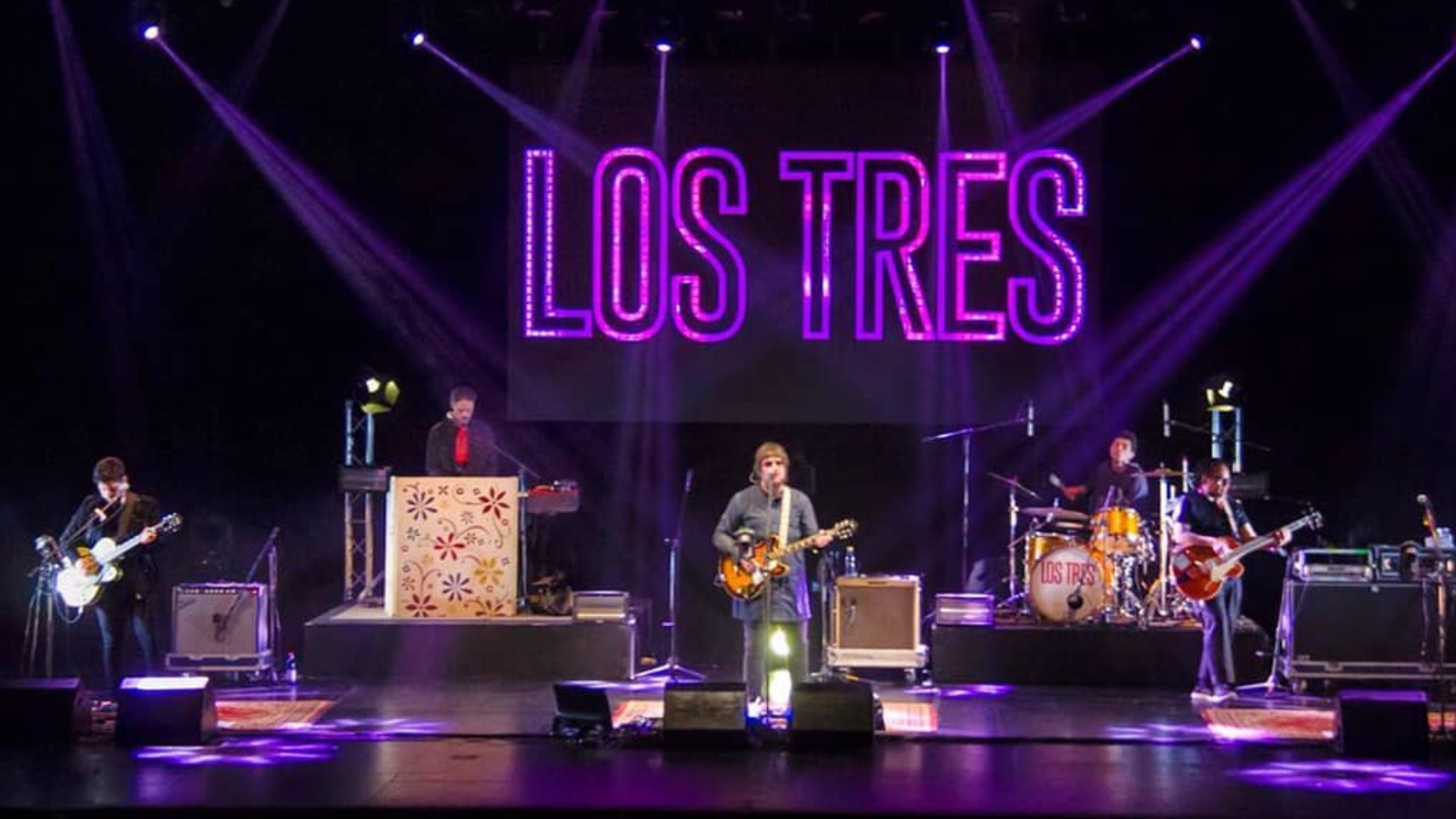 Los Tres tocando en vivo