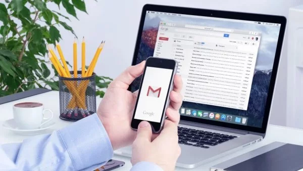 Gmail. Persona en Gmail. Computador.