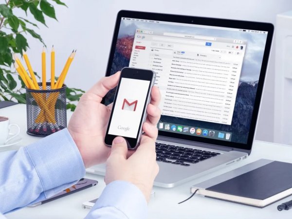 Gmail. Persona en Gmail. Computador.