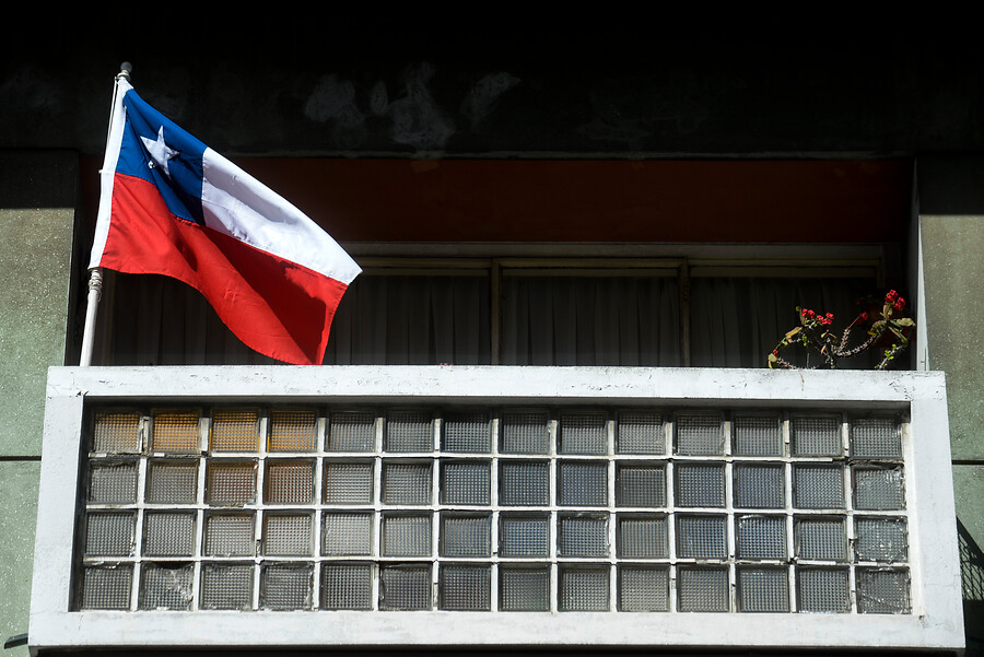 Bandera de Chile izada en un domicilio. Fiestas Patrias.