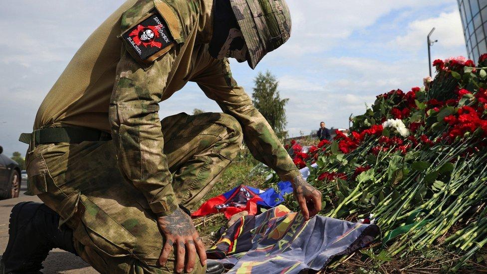 Homenajes florales en San Petersburgo para Prigozhin