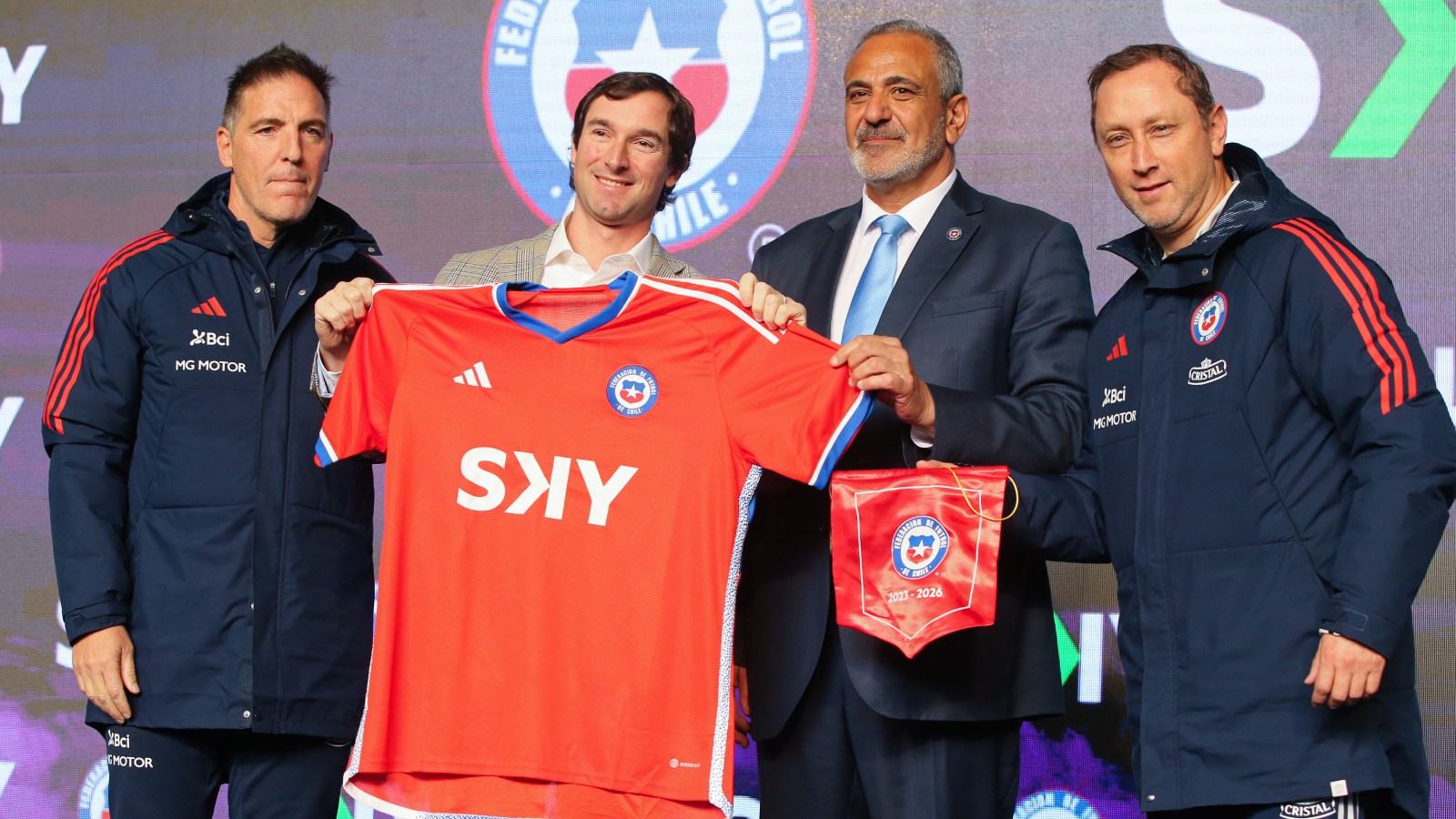 CEO de Sky Airlines con Pablo Milad y Eduardo Berizzo en la firma de auspicio para la Selección Chilena