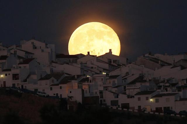 Imagen de una SuperLuna. Luna Azul.