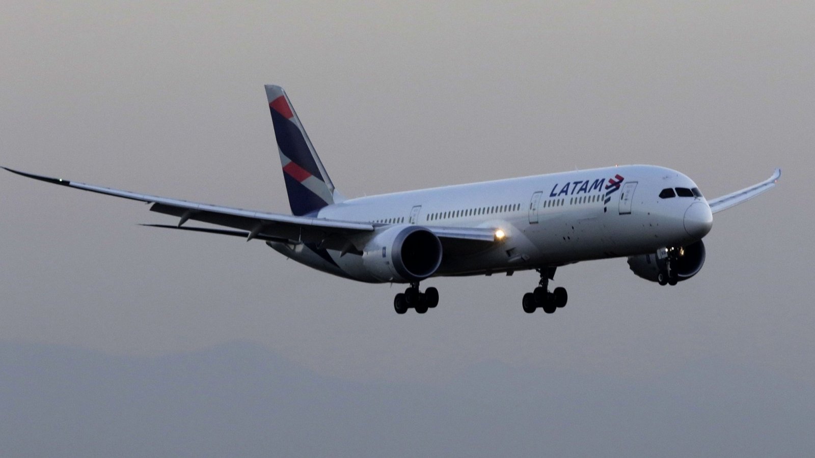 Avión LATAM Airlines. Ofertas Travel Sale 2023