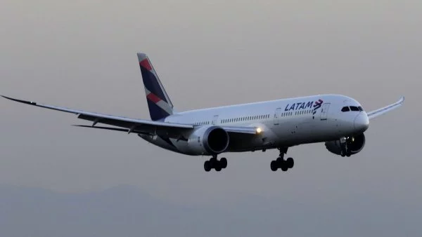Avión LATAM Airlines. Ofertas Travel Sale 2023