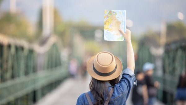 Mujer viajando. Travel Sale 2023