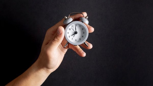 Mano sujetando reloj. Cambio de hora Chile 2023.