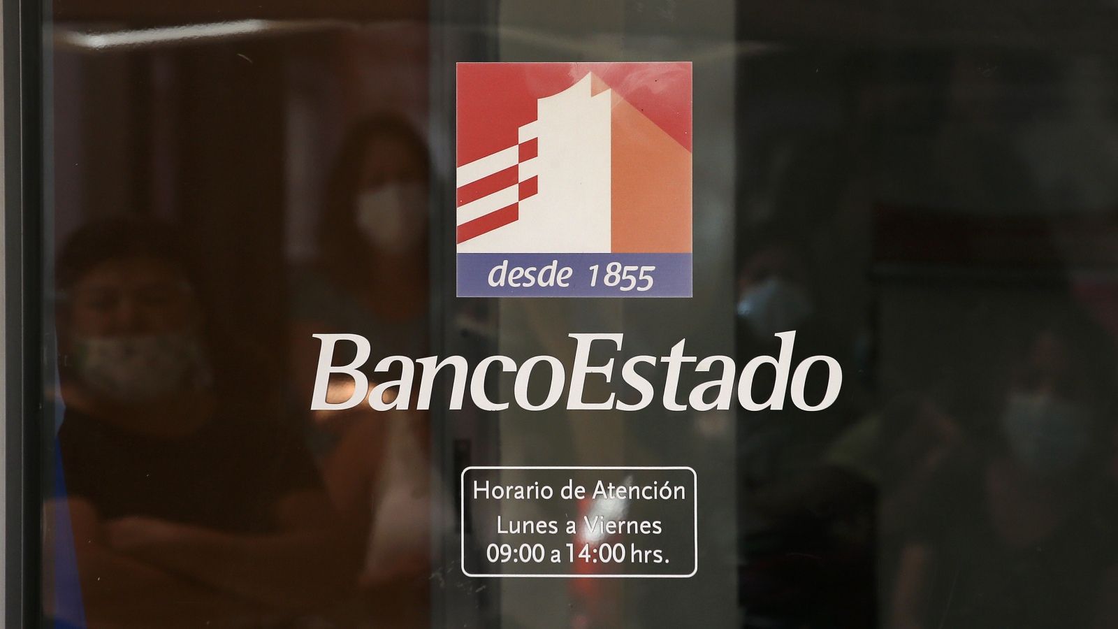 Puerta de una sucursal de BancoEstado