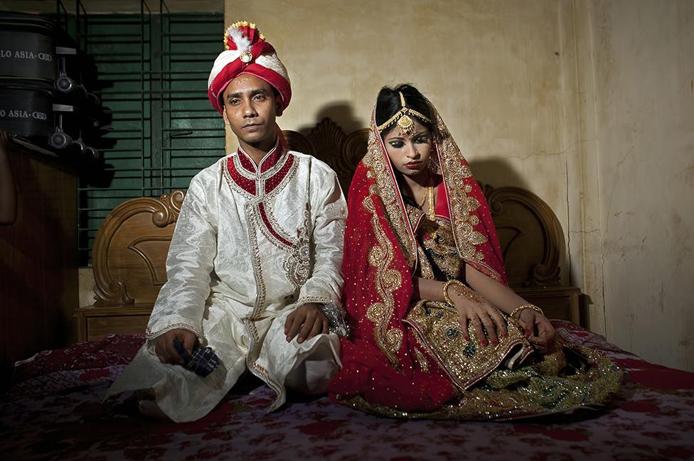 Mohammad Hasamur Rahman, de 32 años, posa para fotografías con su nueva esposa, Nasoin Akhter, de 15 años, el 20 de agosto de 2015 en Manikganj, Bangladesh.