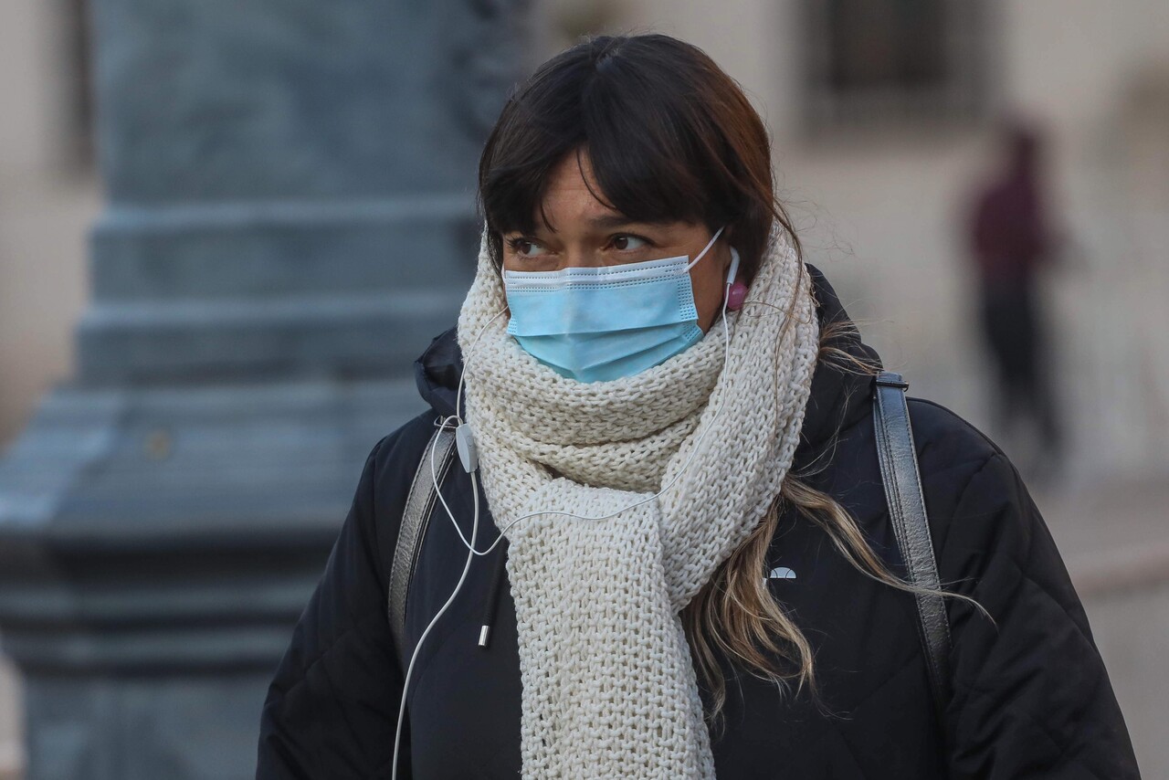 Persona usando mascarilla. Fin alerta sanitaria