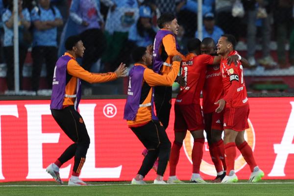 Jugadores de Internacional celebrando el gol de la victoria ante Bolívar