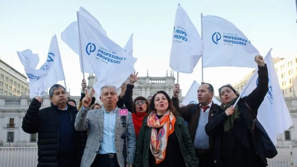 Colegio de Profesores inicia paro indefinido frente a La Moneda