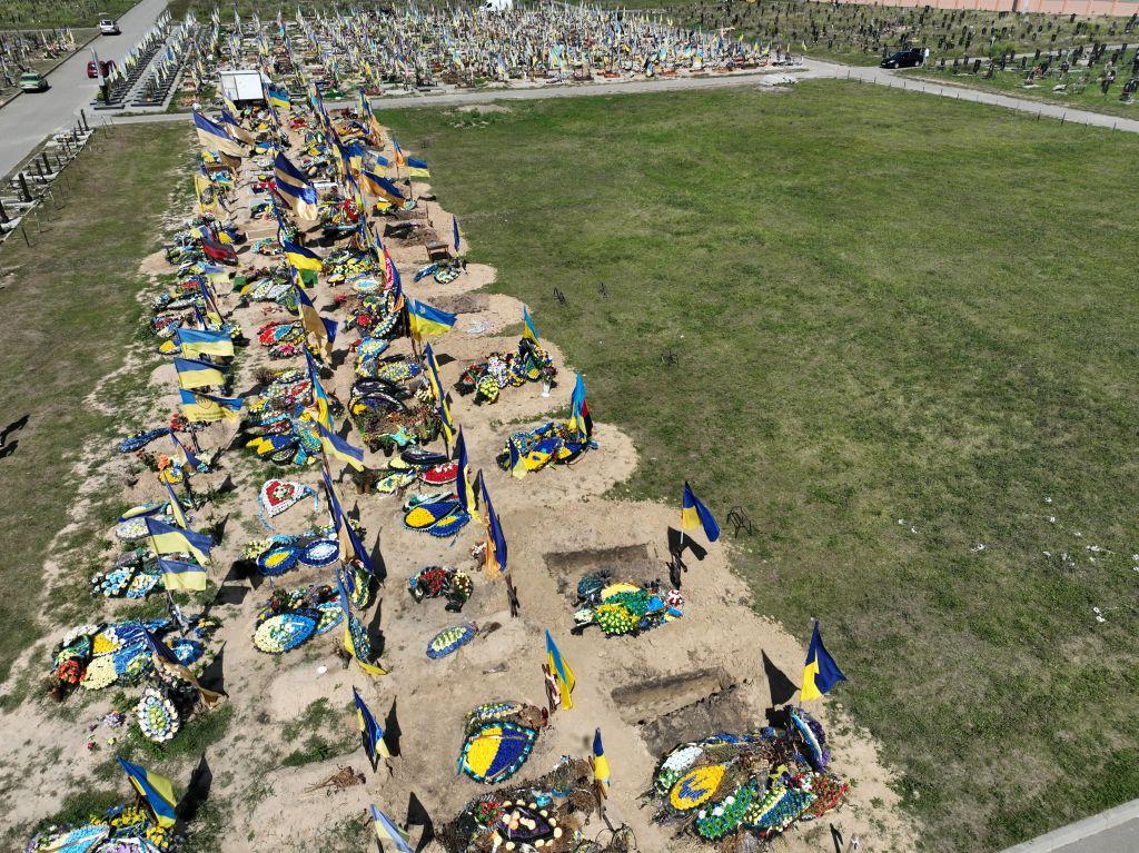 Vista aérea de un cementerio ucraniano.