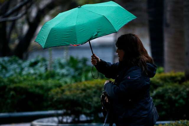 Mujer con paraguas bajo la lluvia