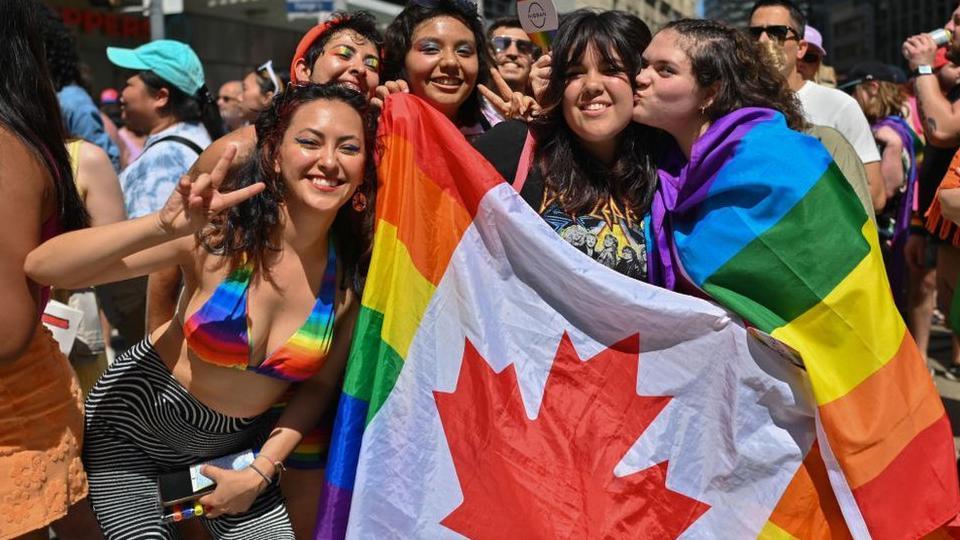 Jóvenes partícipes del desfile del orgullo gay en Toronto