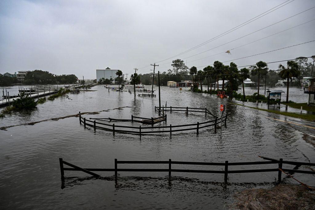 Una calle inundada cerca del puerto deportivo de Steinhatchee después de que el huracán Idalia tocara tierra.