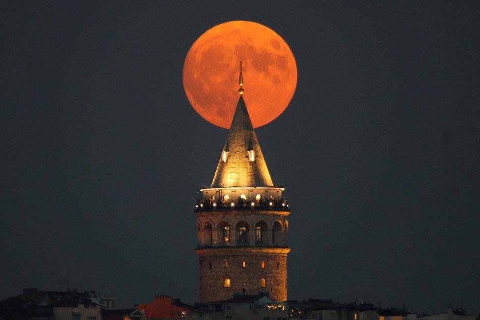 En Turquía, fue una vista espectacular cuando se vio la Luna "colgando" sobre la aguja de la Torre de Gálata en Estambul.