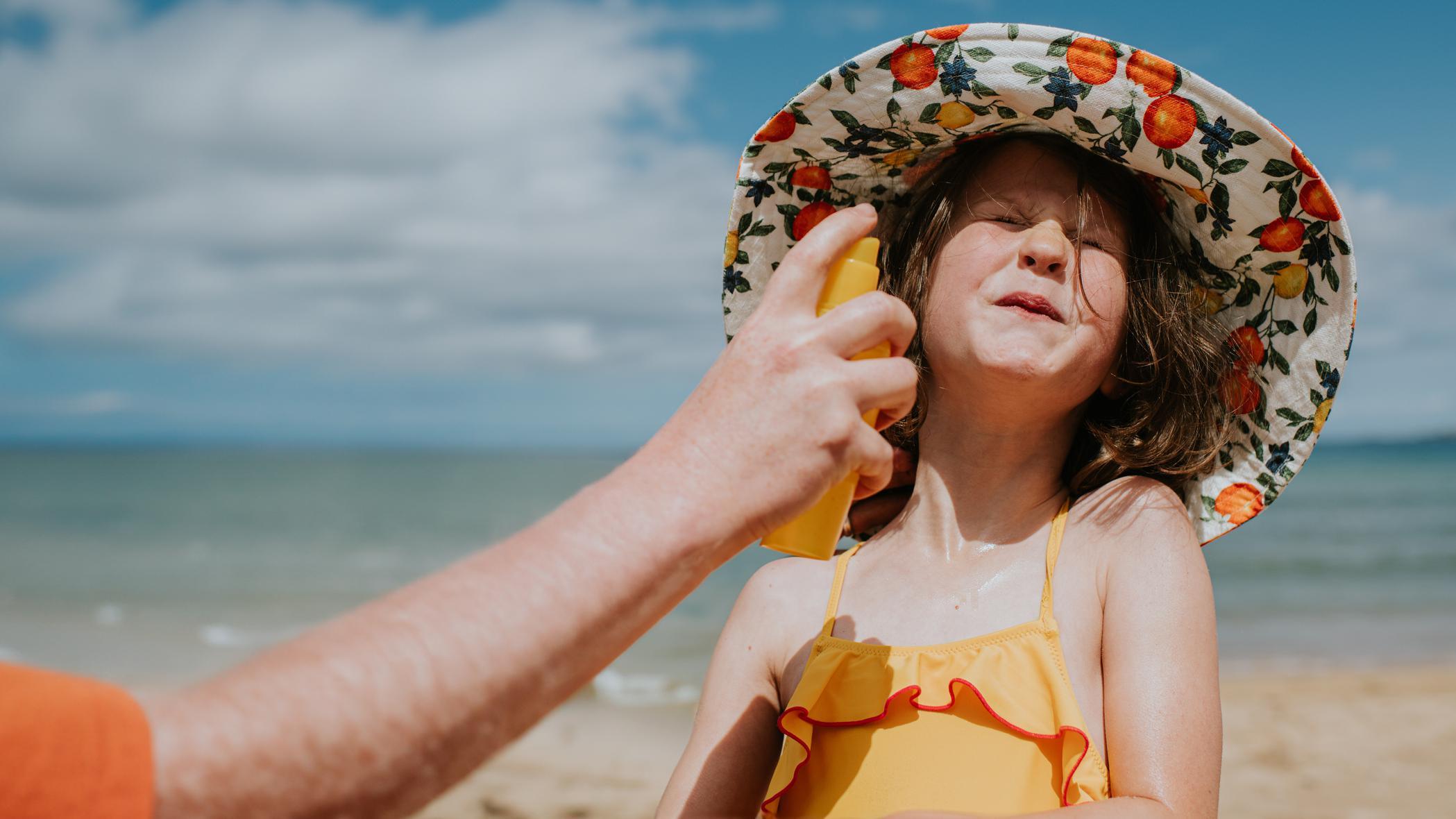 Niña en la playa 