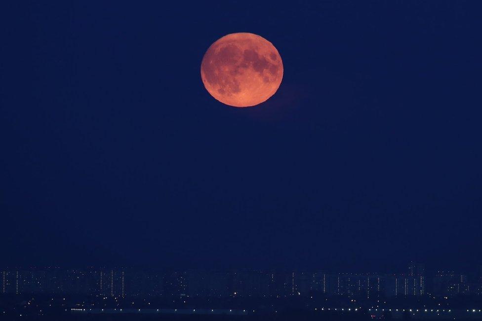 En el cielo de Moscú, la capital de Rusia, el único satélite natural de la Tierra tenía un color inquietantemente rojo.