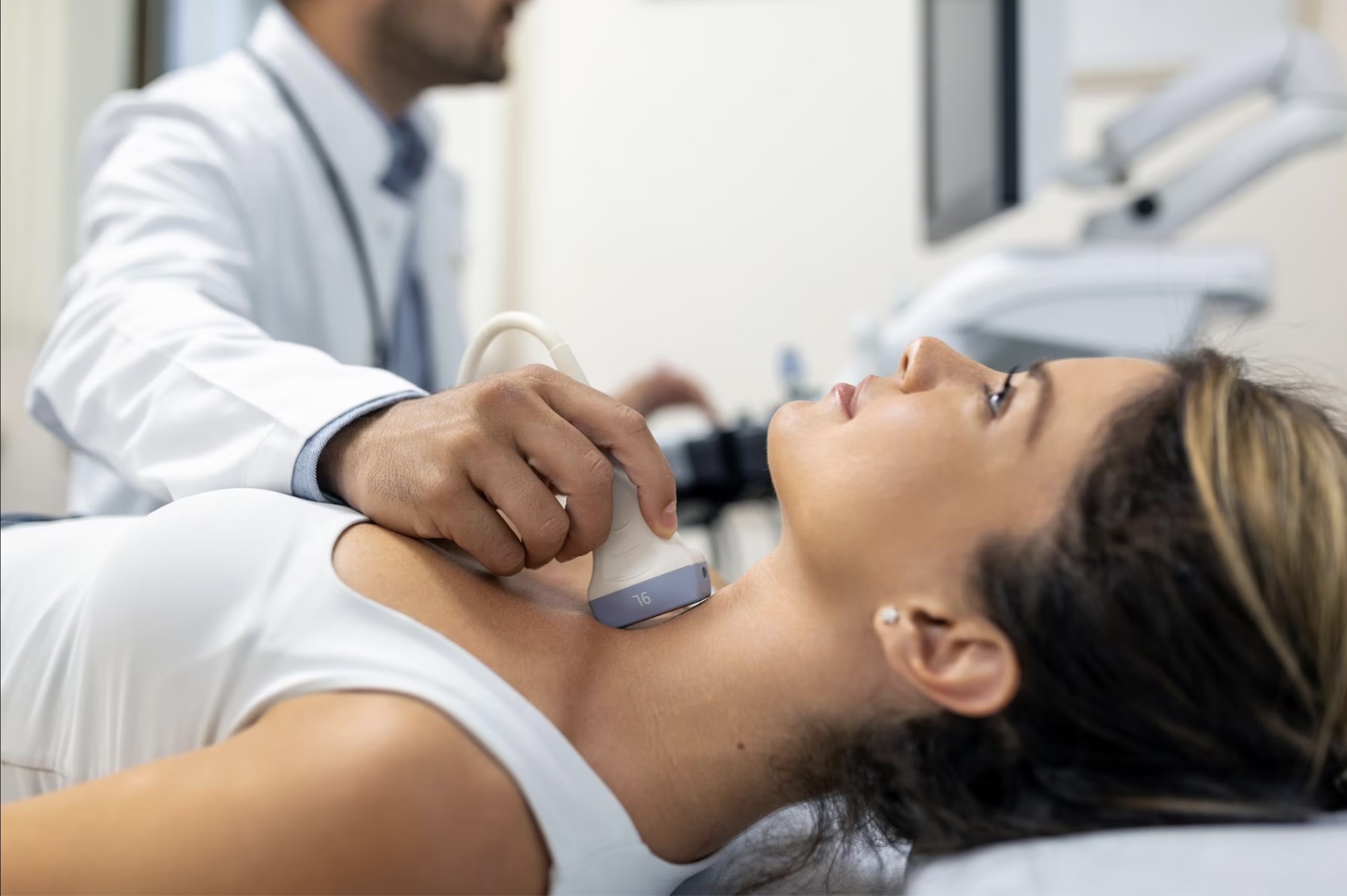 Doctor examinando cuello de una mujer. Hipotiroidismo.
