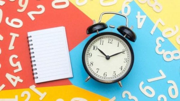 Cambio de hora. Reloj y libreta.