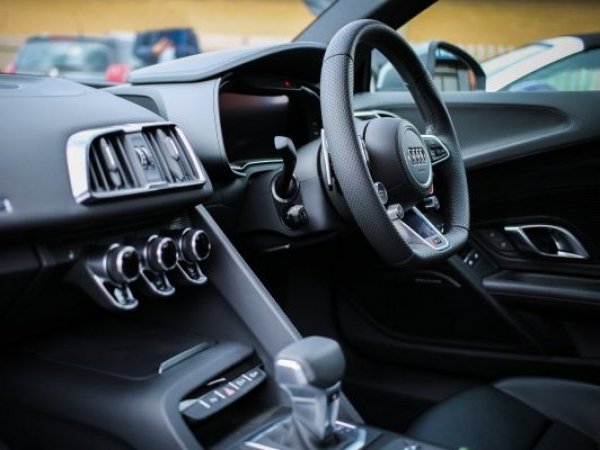 Registro civil. Licencia de conducir. Vehículo por dentro.