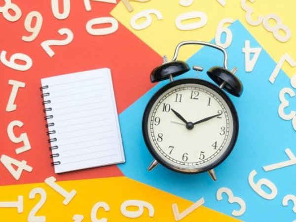 Cambio de hora. Reloj y libreta.