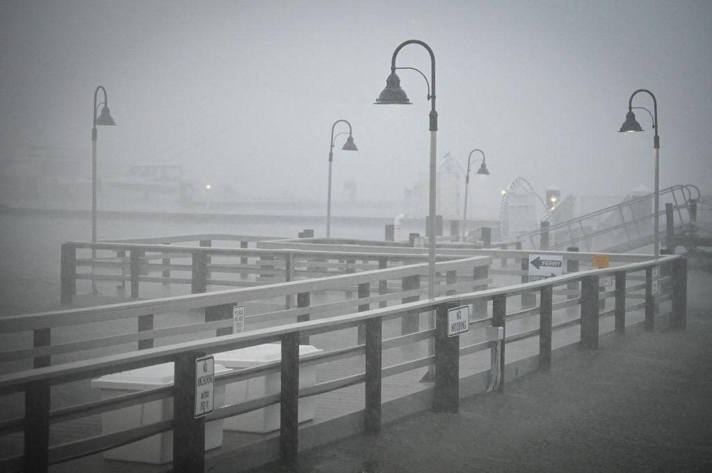 Fuertes lluvias sobre el puerto deportivo en Clearwater, Florida, después de que el huracán Idalia tocara tierra.