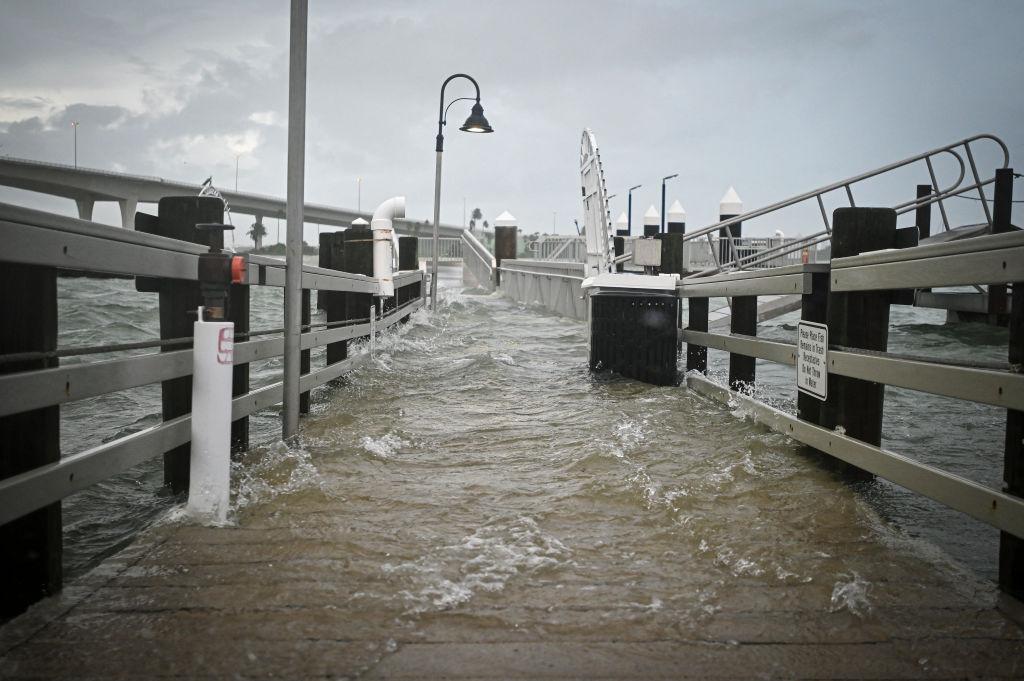 Un paseo marítimo en el puerto deportivo de Clearwater, Florida, inundado por la marea creciente después de que el huracán Idalia tocara tierra.