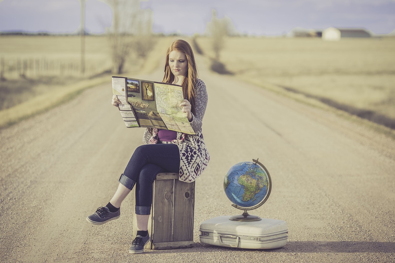 Frases motivadoras. Chica con maleta de viajes. 