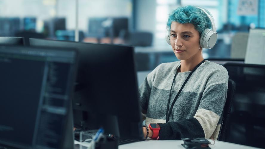 Joven frente a una computadora