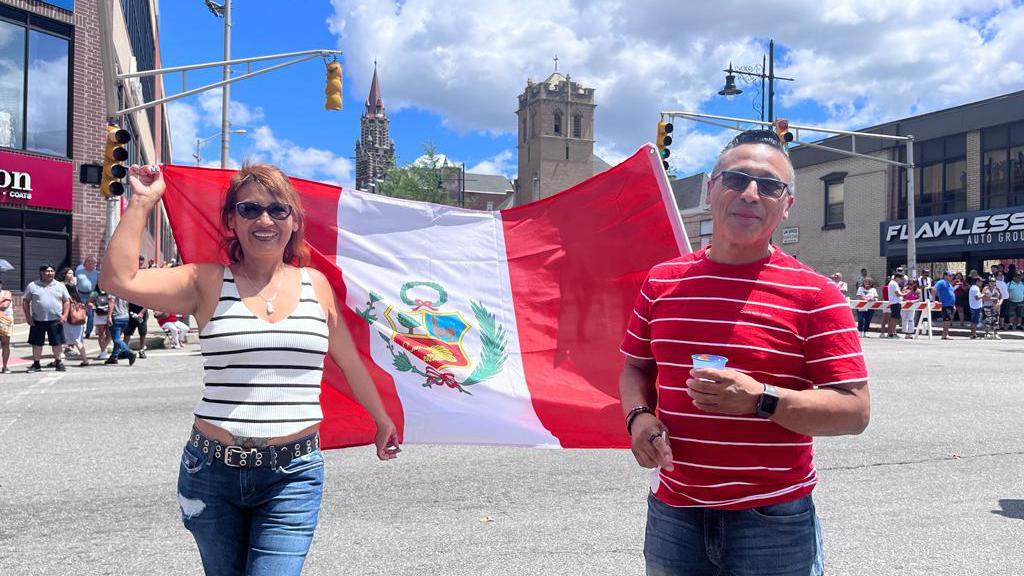 Peruanos con una bandera de Perú