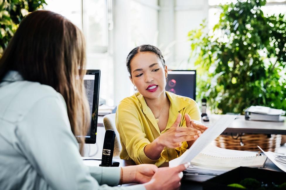 Una mujer en una entrevista de trabajo