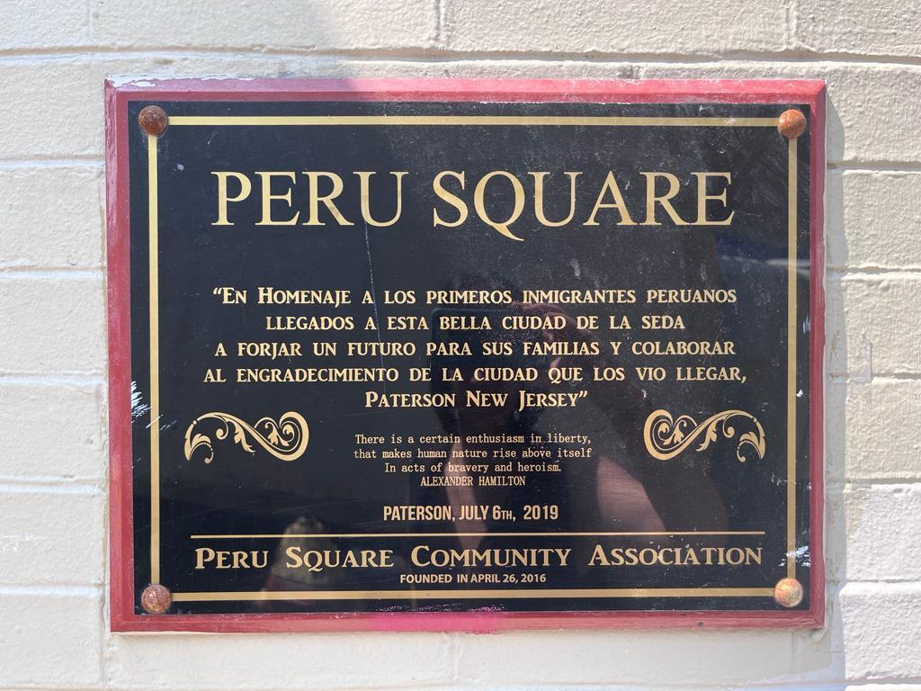 Placa de Perú Square en Market Street