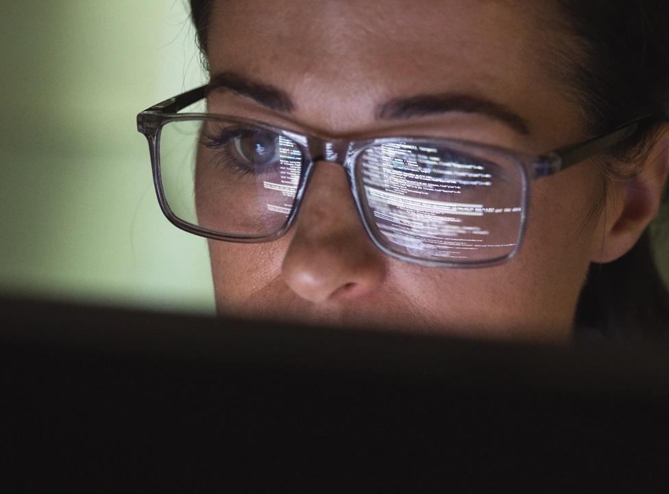 Una mujer frente a una computadora