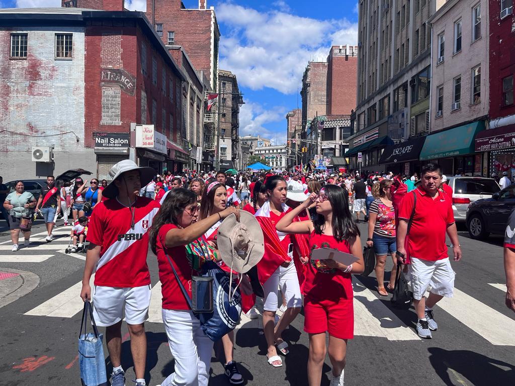 Peruanos en el Peruvian Parade