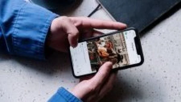 Instagram. Persona viendo un reel.