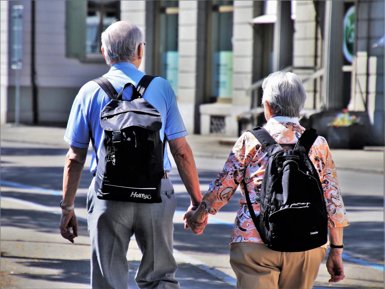 Frases motivadoras. Pareja de adultos mayores viajando. 