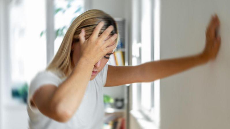 Mujer con las manos en su cabeza.