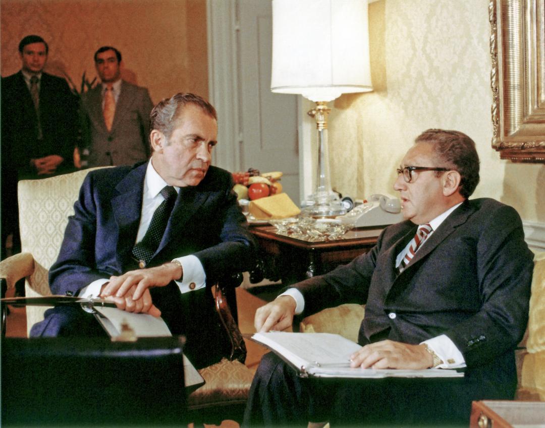Richard Nixon y Henry Kissinger hablando en 1972