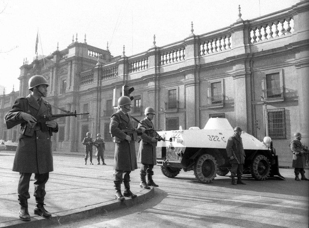 Carabineros chilenos rodean el palacio presidencial de La Moneda el 11 de septiembre de 1973.