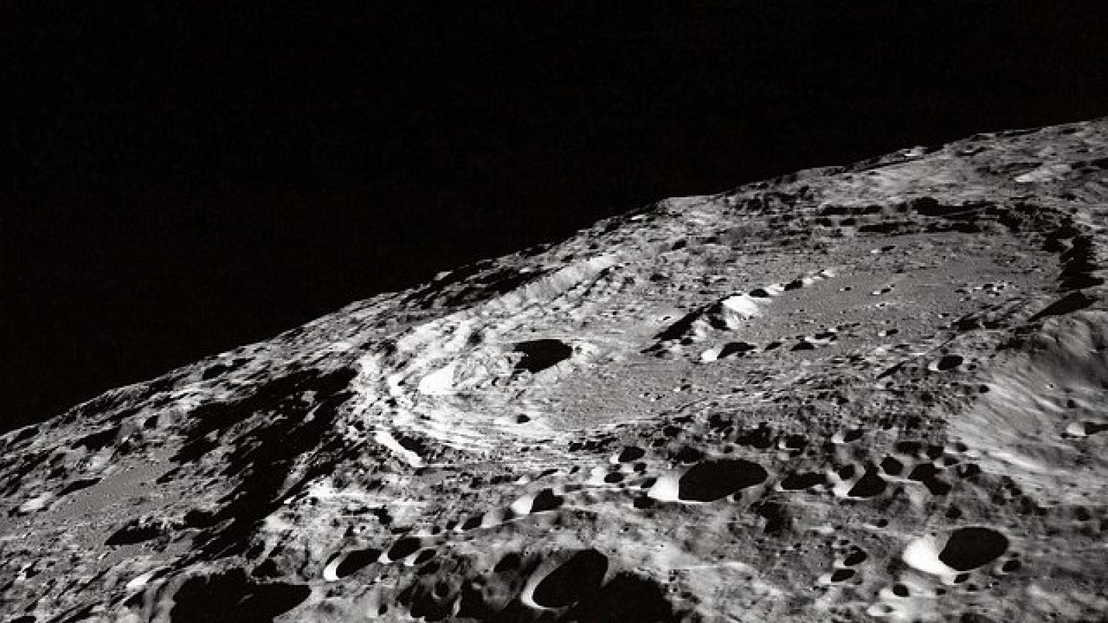 NASA. Cráter en la Luna.