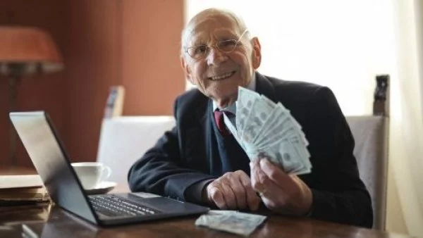 Sugar Daddy con dinero.
