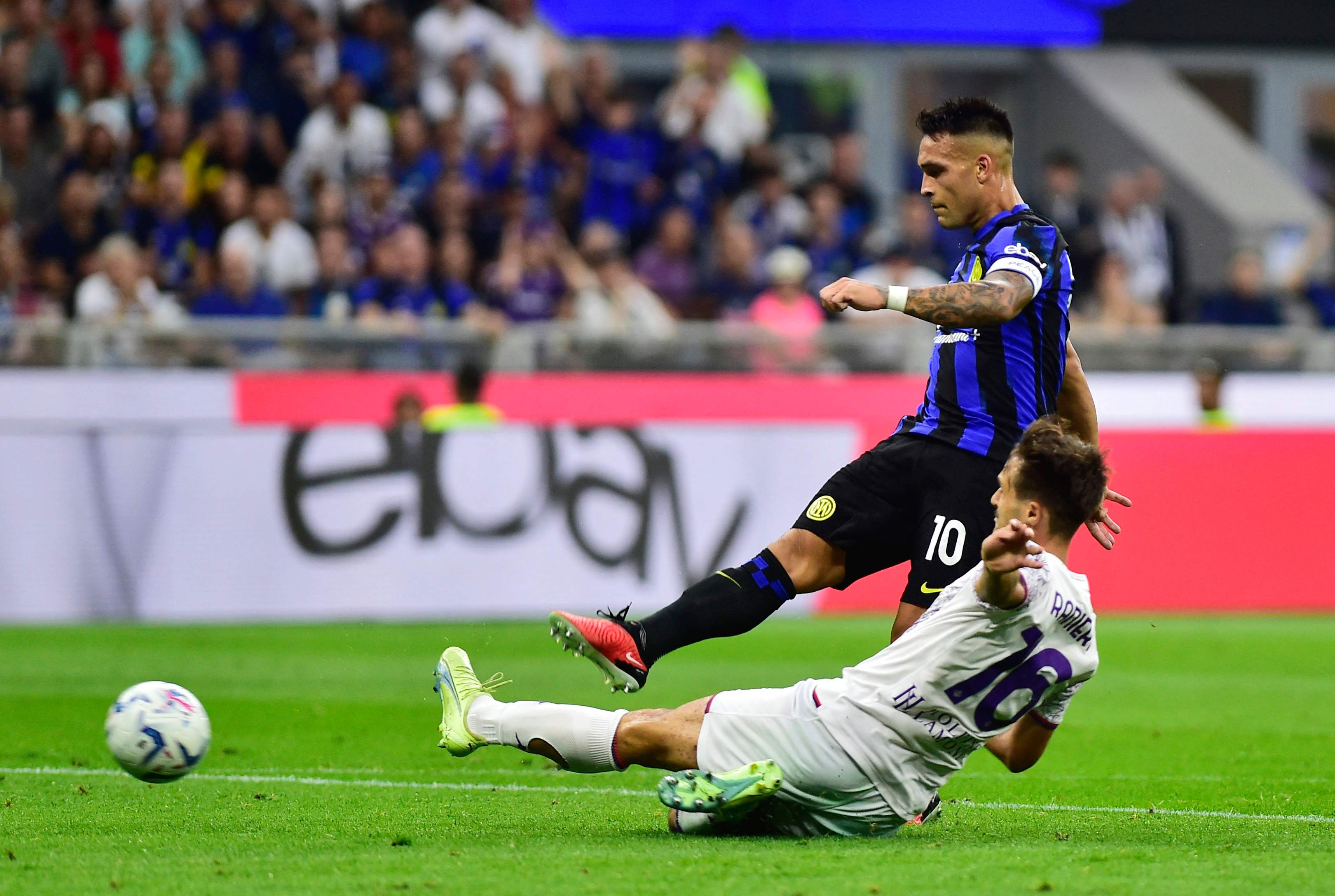 Lautaro Martínez disputando el balón en el partido entre inter de Milán y Fiorentina