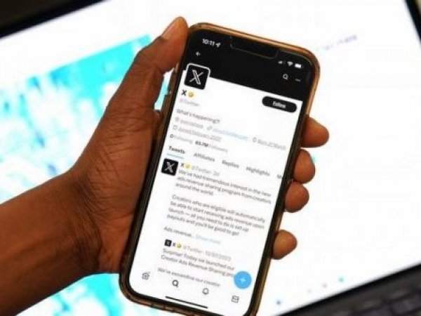 X Twitter. Celular con app.