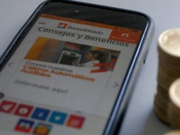 BancoEstado. Banca en línea. Celular con la app y monedas.