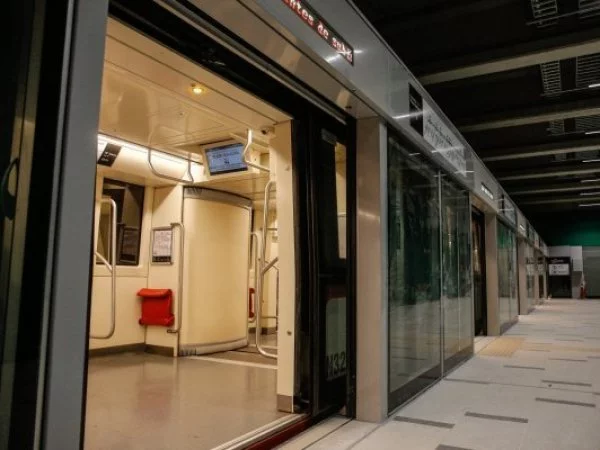 Metro de Santiago. Vagón abierto.