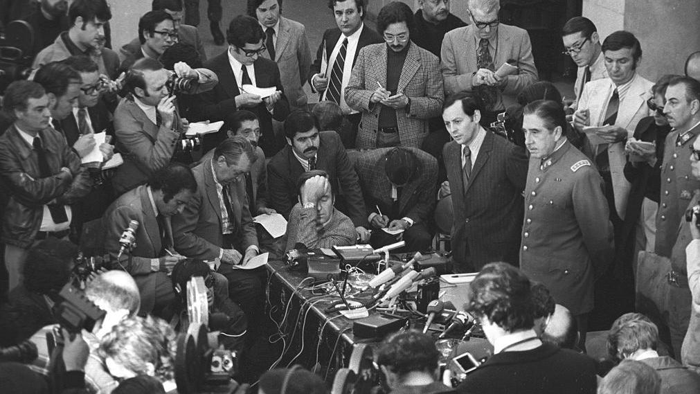 Pinochet dando una conferencia de prensa el 11 de septiembre, tras derrocar a Allende.