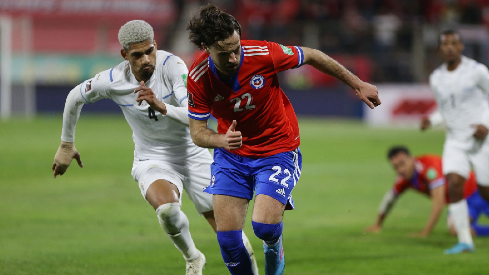 Ben Brereton jugando contra Uruguay