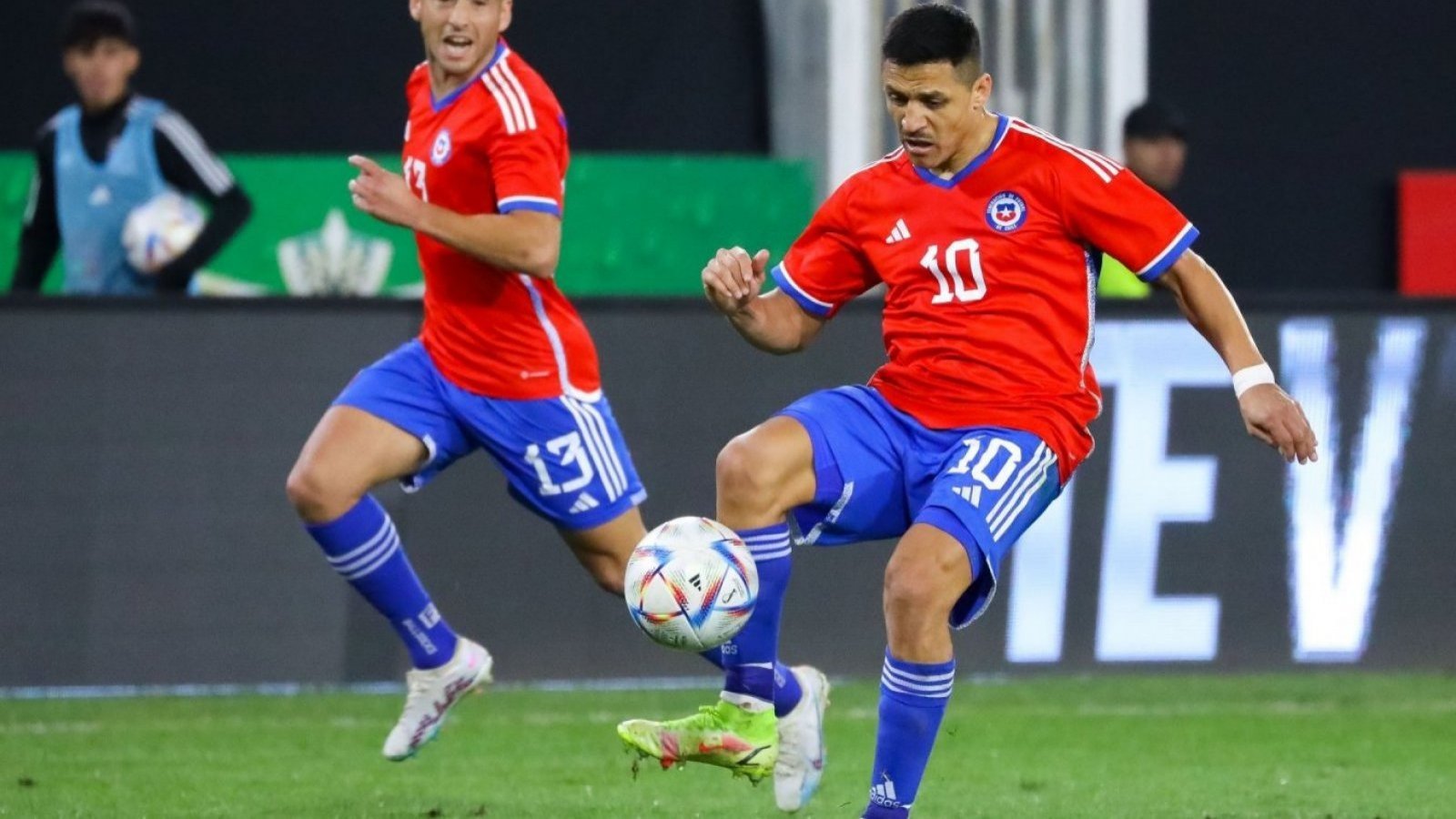 Alexis Sánchez sería titular ante Uruguay en el debut de Chile en Eliminatorias 2026